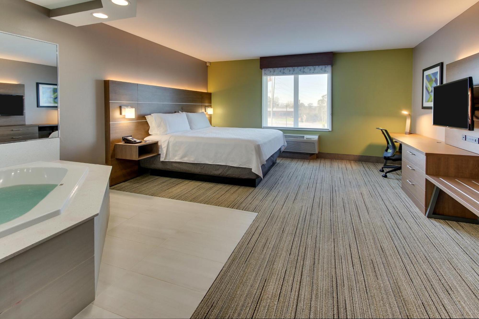 Holiday Inn Express Hotel & Suites Columbus-Fort Benning By Ihg Exterior foto